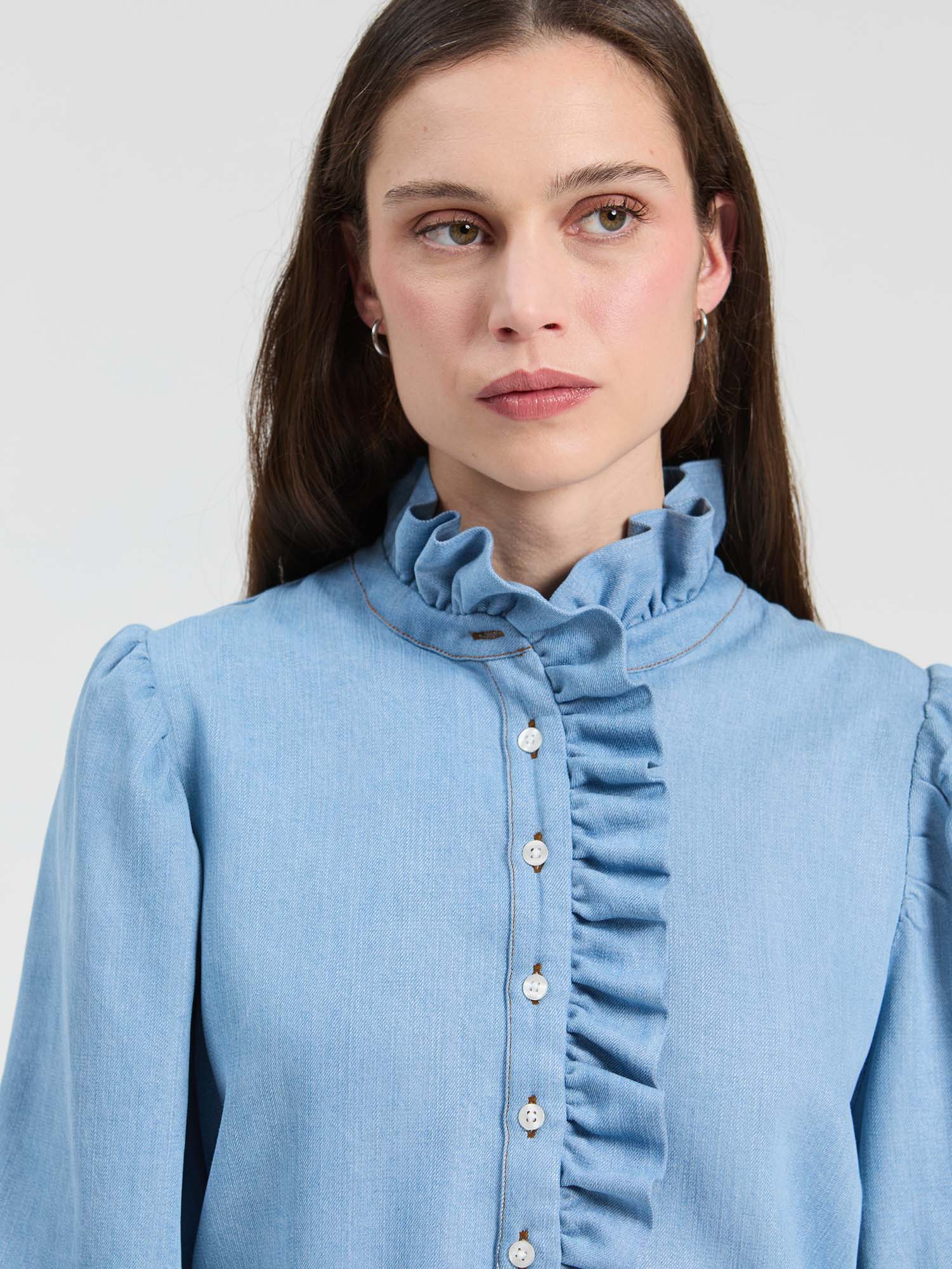 CAMISA AZUL DENIM VOLANTES FRONTALES