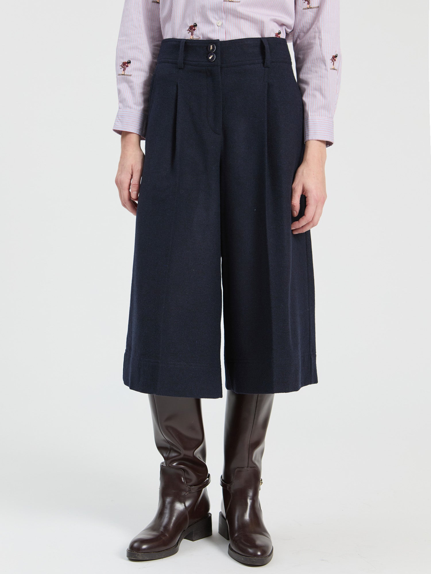 NAVY WOOL BERMUDA SHORTS