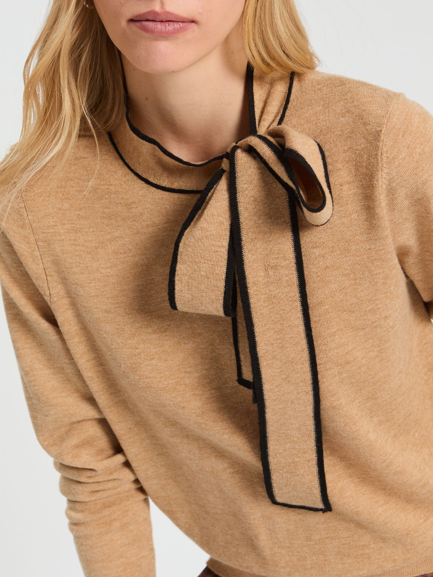 BLACK AND BEIGE BOW SWEATER