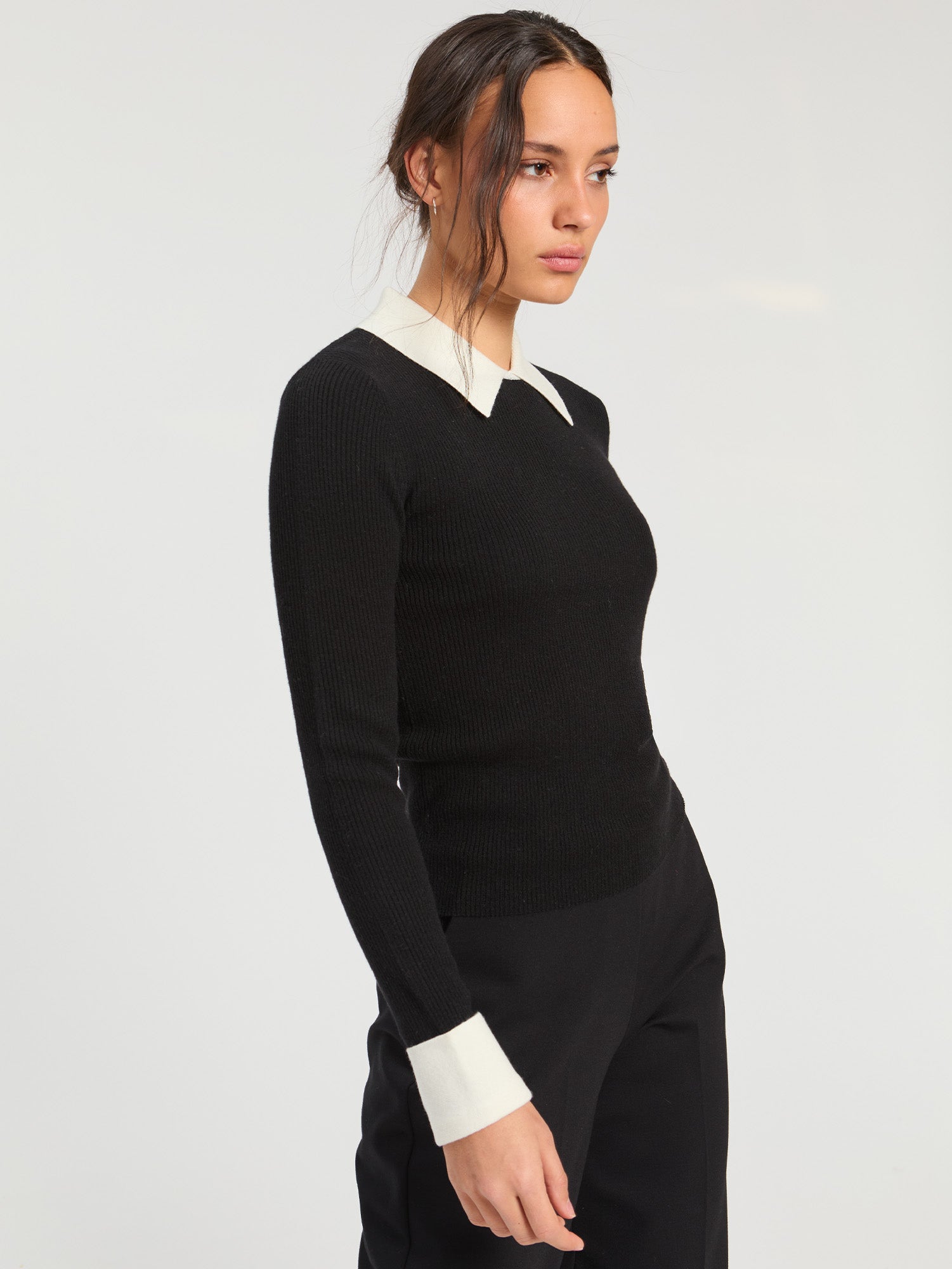 BLACK RIBBED JERSEY ECRU COLLAR
