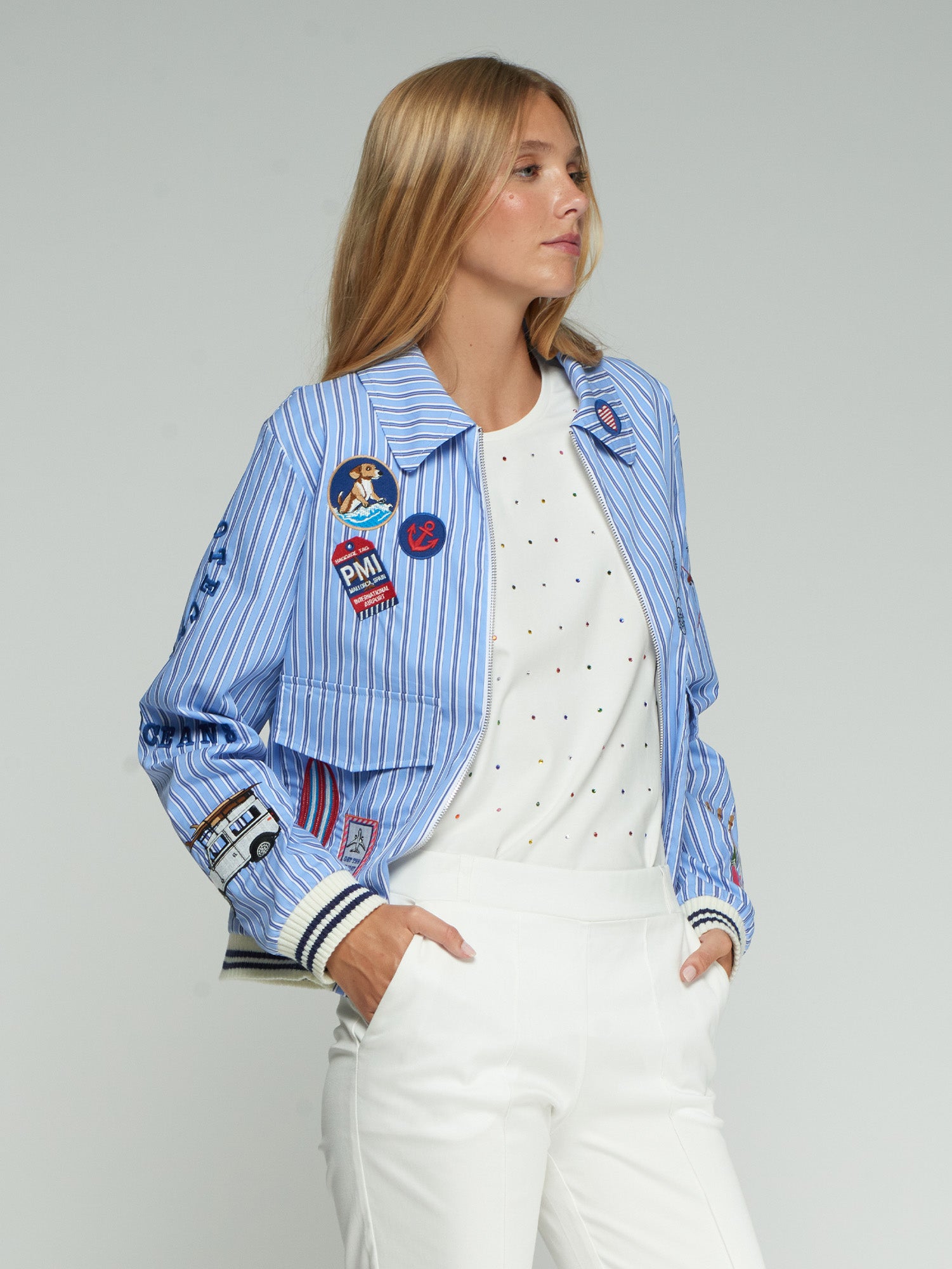 CHAQUETA AZUL RAYAS PARCHES BORDADOS