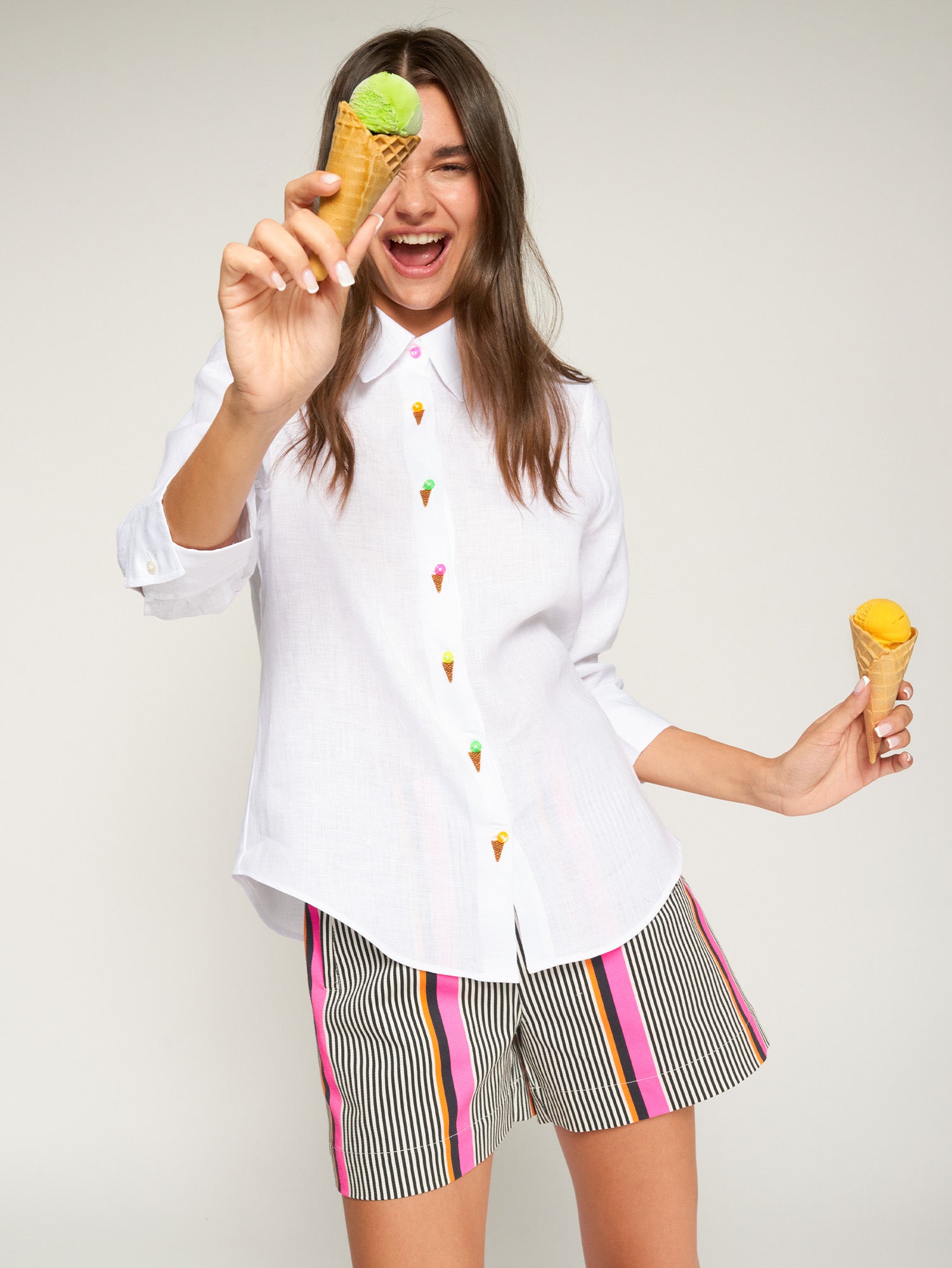 CAMISA BLANCA HELADOS BORDADOS