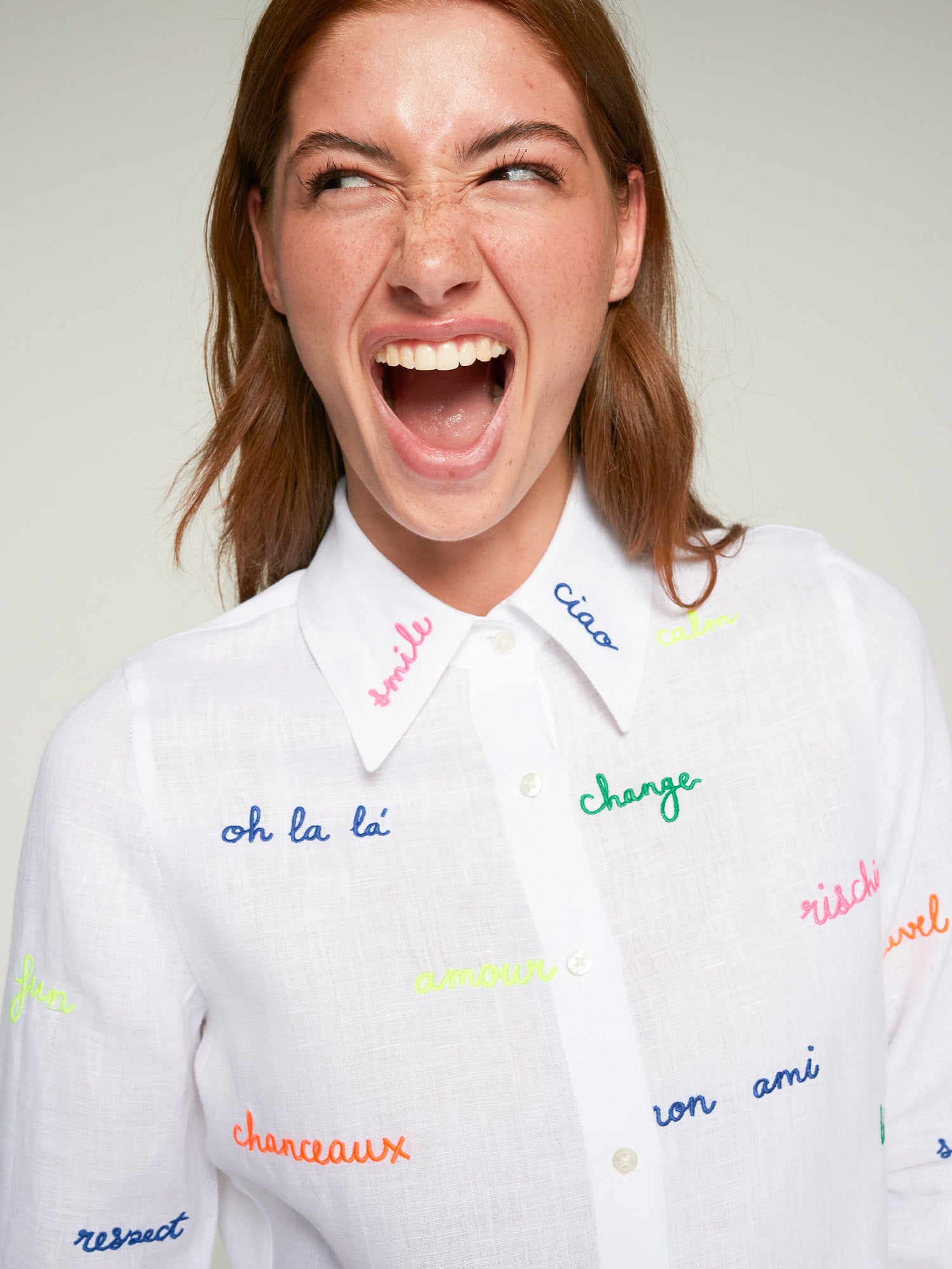 CAMISA BLANCA PALABRAS BORDADAS