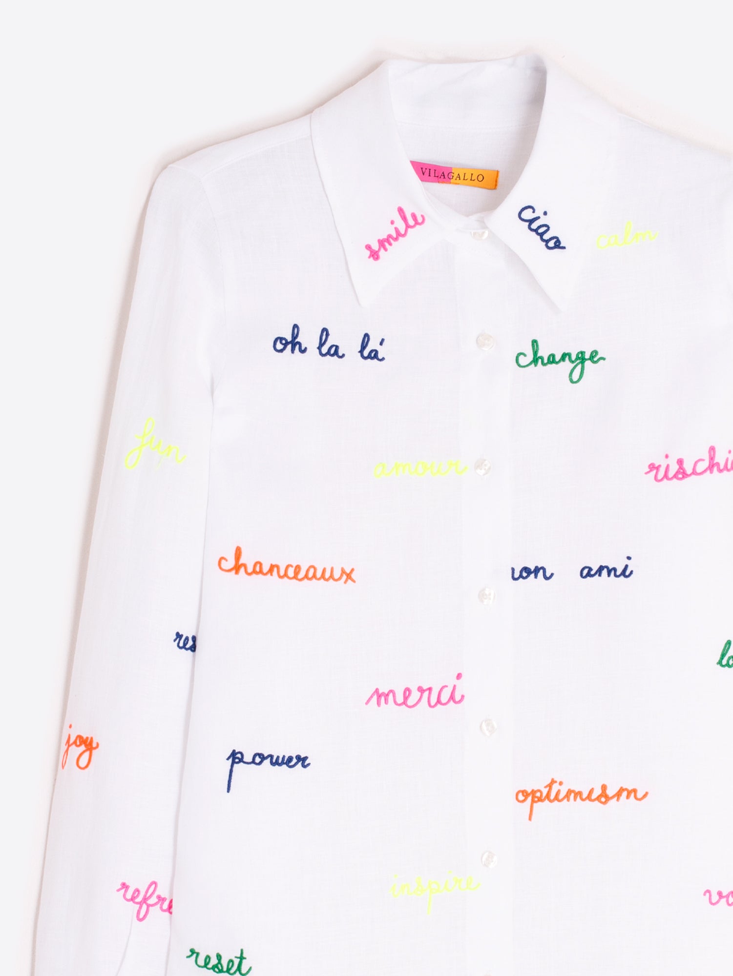 CAMISA BLANCA PALABRAS BORDADAS