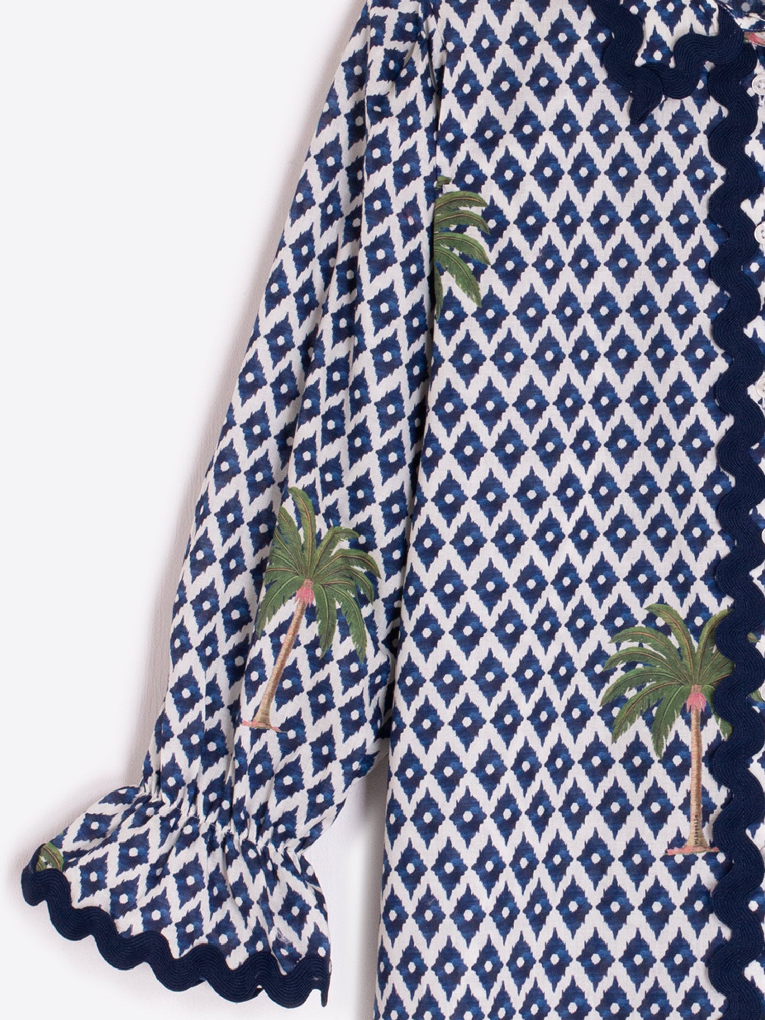 CAMISA ESTAMPADO GEOMÉTRICO Y PALMERAS