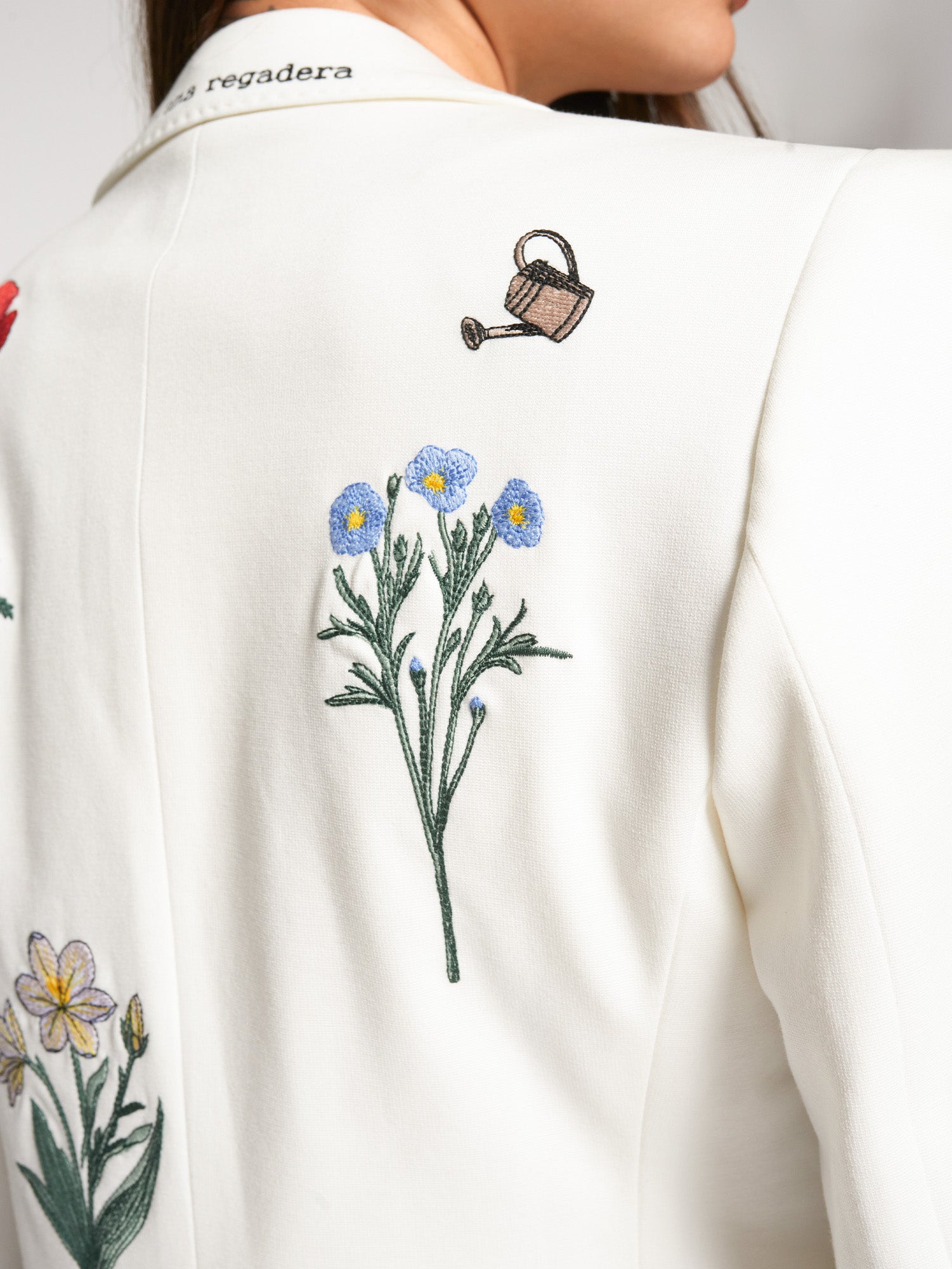 CHAQUETA BLANCA FLORES BORDADAS