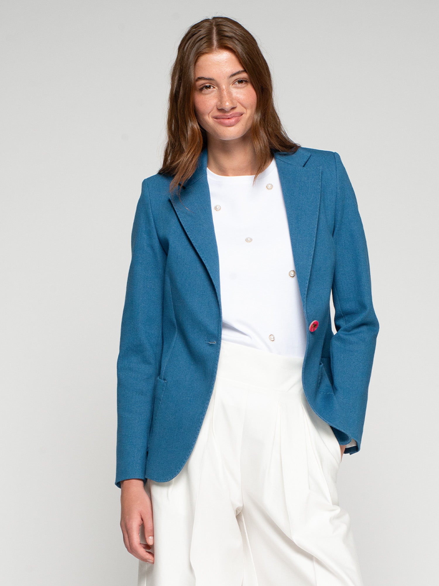 CHAQUETA AZUL  BOTÓN ROSA Y FORRO ILUSTRADO