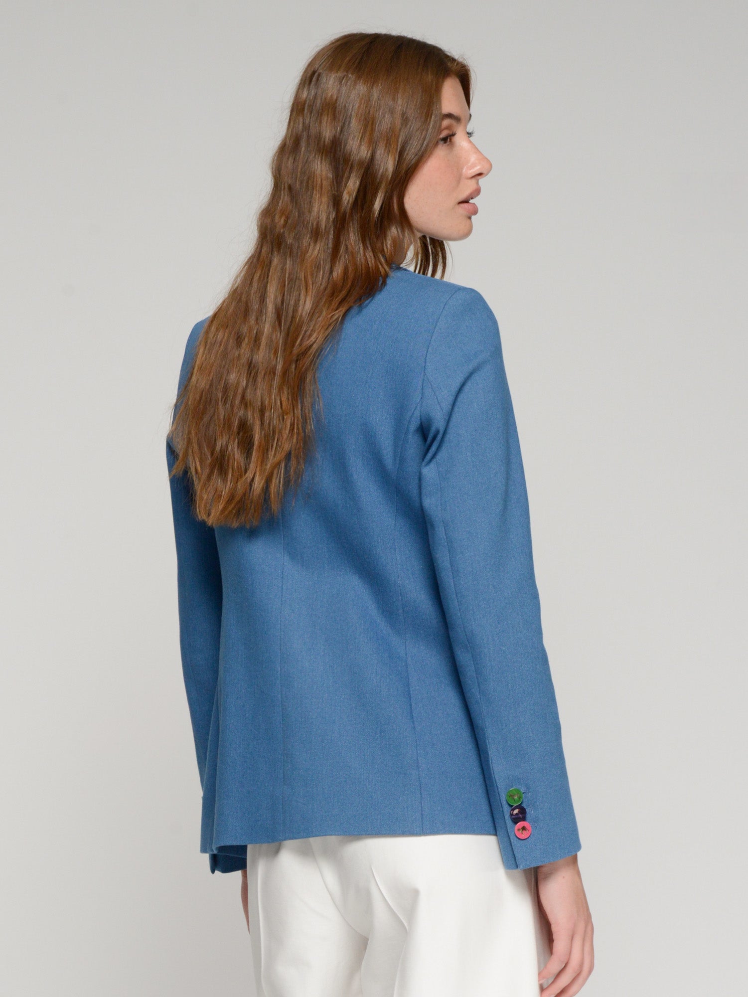 CHAQUETA AZUL  BOTÓN ROSA Y FORRO ILUSTRADO