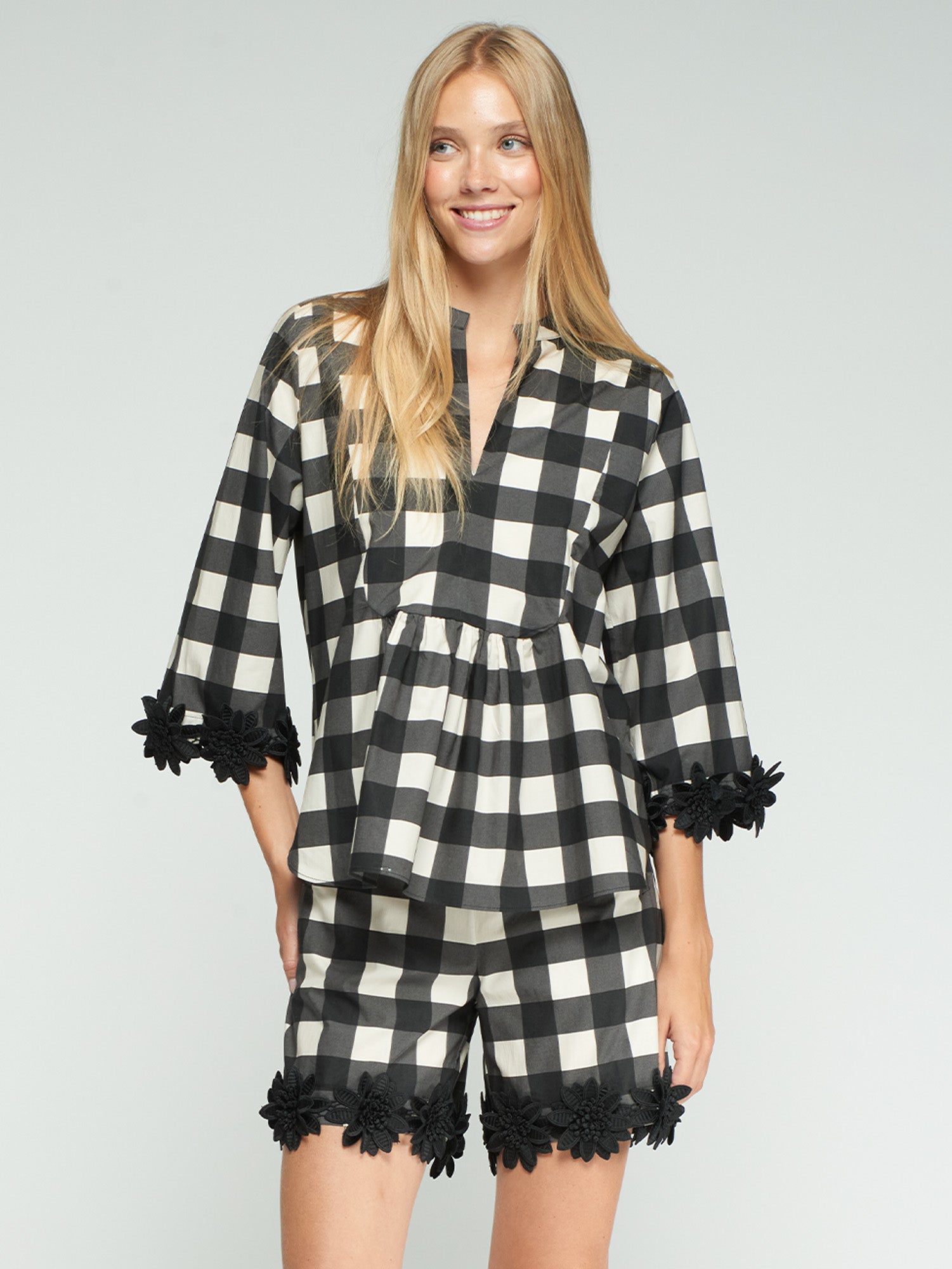 CAMISA CUADROS NEGRO APLICACIONES EN PUÑOS