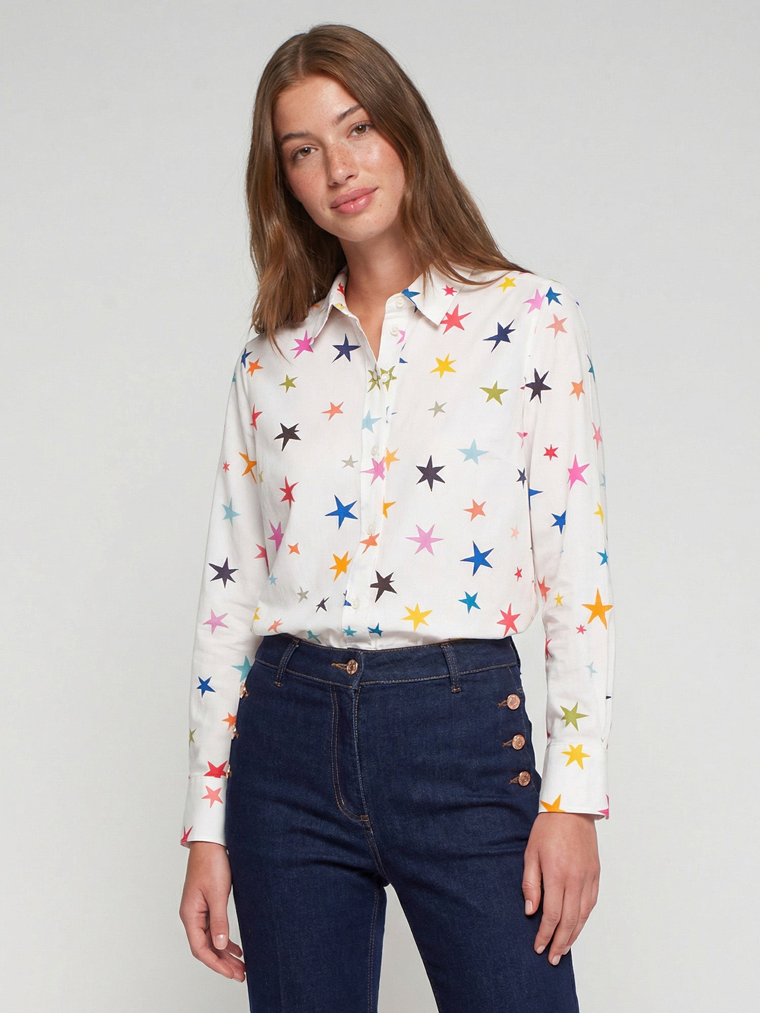 CAMISA BLANCA ESTAMPADO ESTRELLAS MULTICOLOR