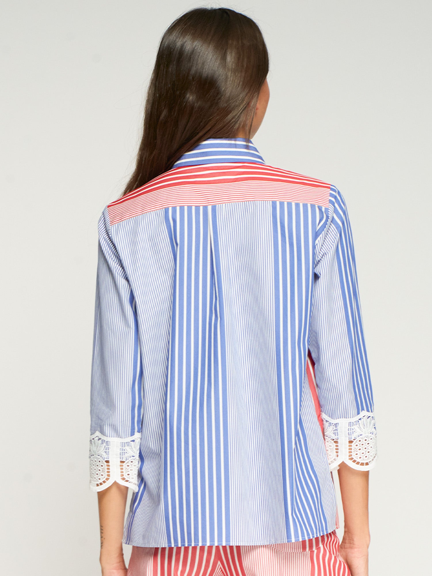CAMISA RAYAS ROJAS Y AZULES PUÑO ENCAJE