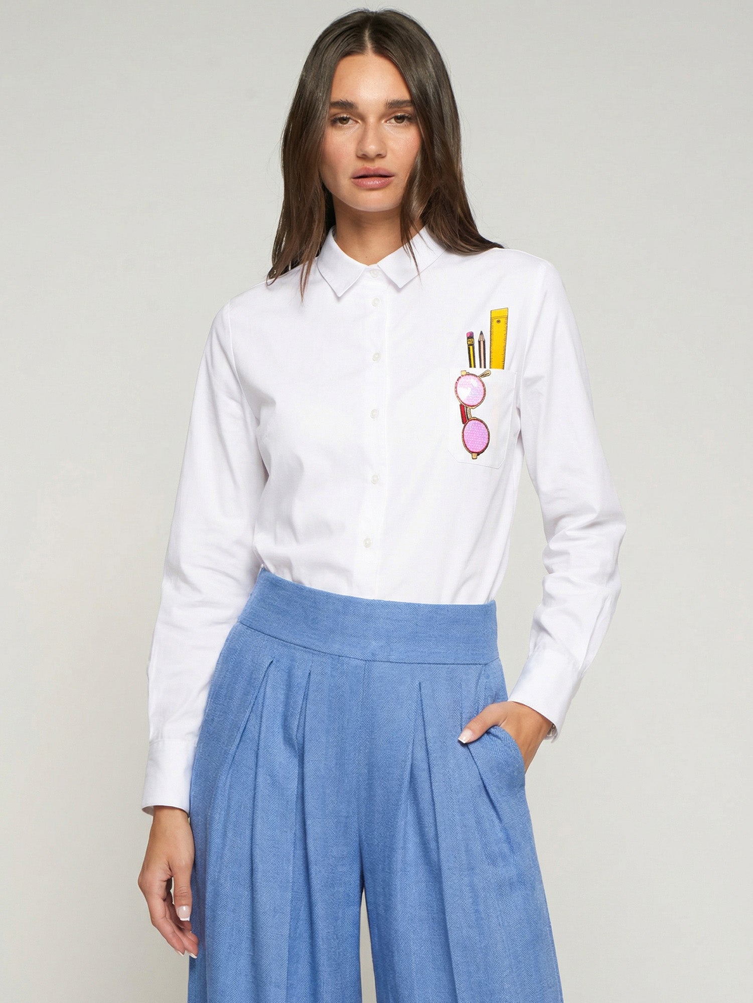 CAMISA BLANCA BOLSILLO ILUSTRADO